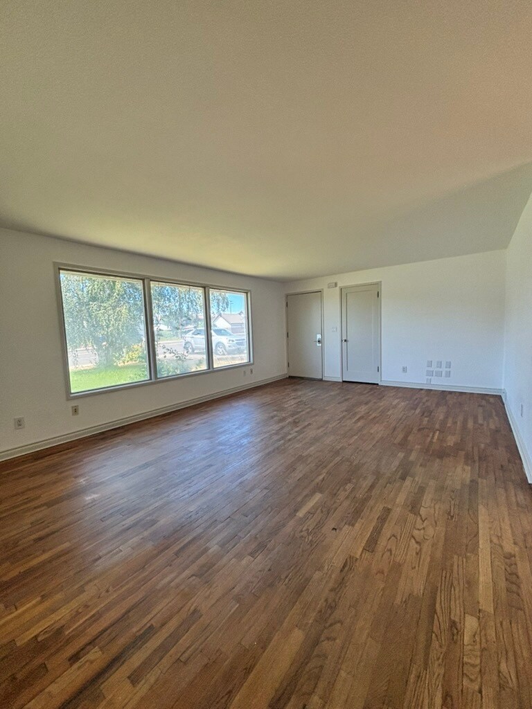 Building Photo - 607 S 72nd Ave
