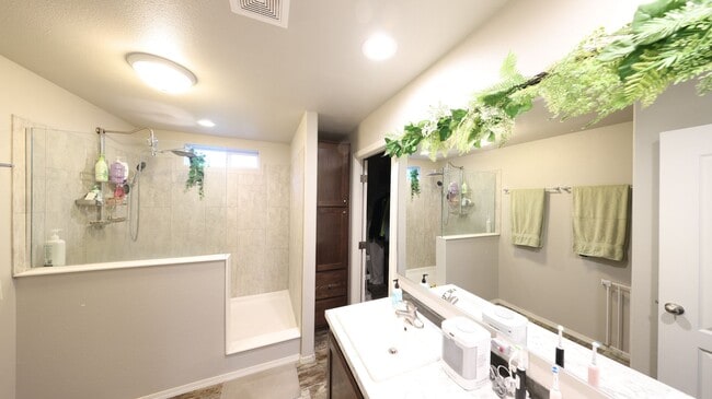 Building Photo - 3 Bed 2 Bath - Pet Friendly - Groups - NAS Whidbey