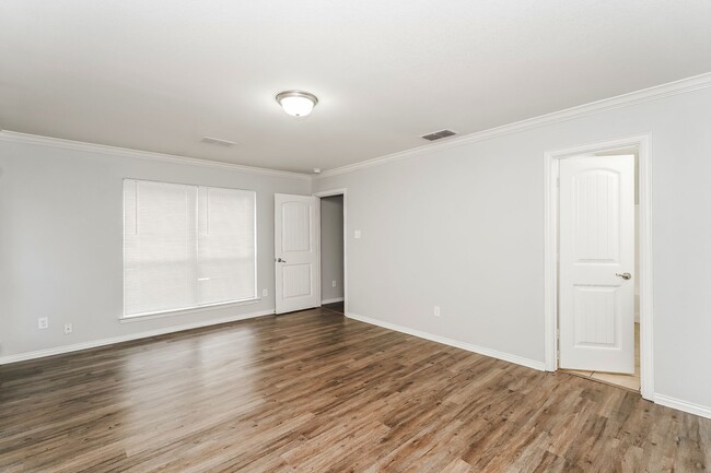 Building Photo - Newly Renovated Single Family Home | 4 BR/2BA | Oversized yard