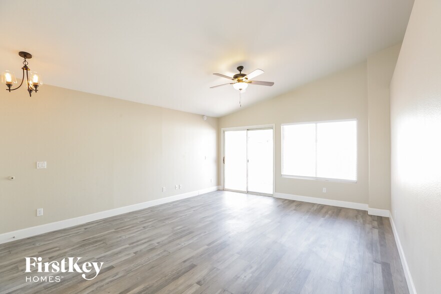 Building Photo - 8630 W Shaw Butte Dr