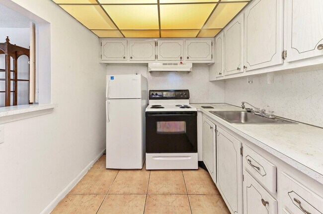 Building Photo - 111 Dorchester E