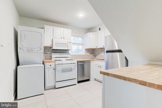 Building Photo - 121 Cabbel Dr