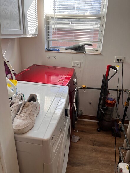 Building Photo - 1518 W Augusta Blvd