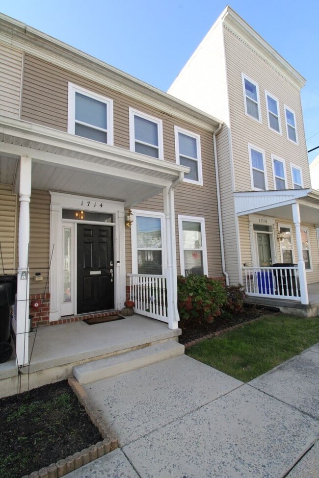 Building Photo - 2 Bedroom Home with Garage!