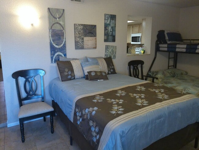 Building Photo - Seasonal  available Sept 1, 2025 to April 30,2026