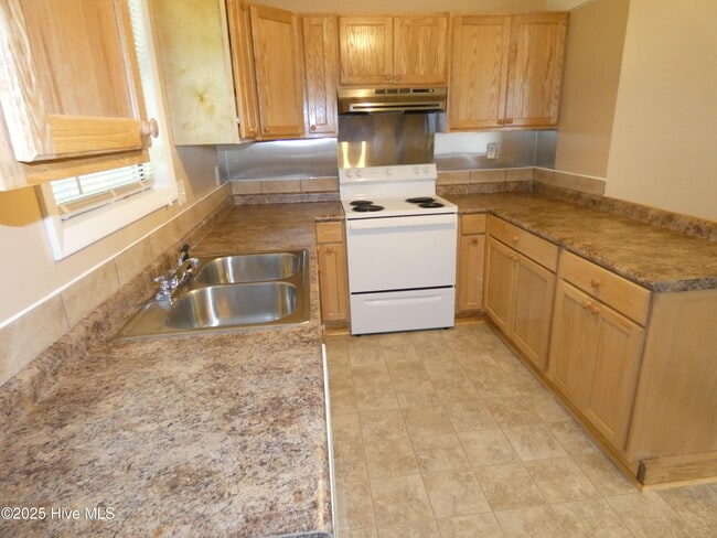 Building Photo - 207 Village Dr