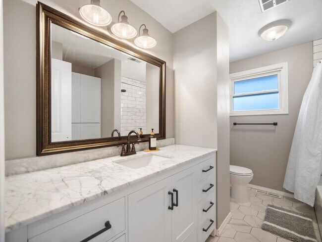 Building Photo - Spacious 4-Bedroom Pet-Friendly Home in North Spokane