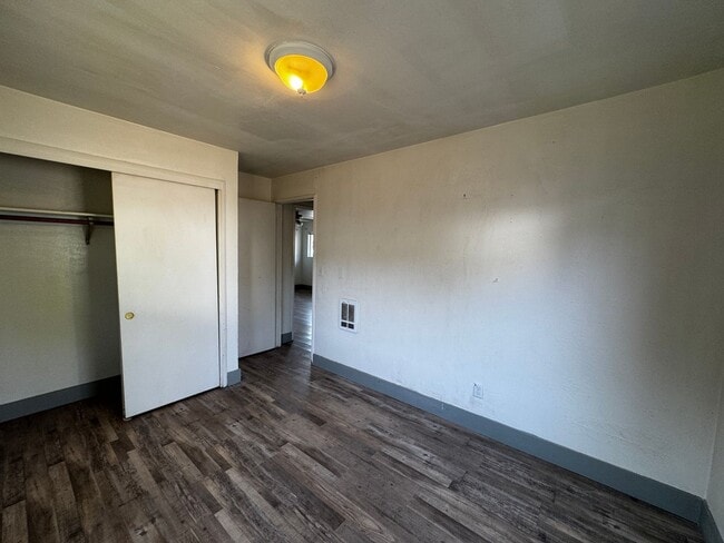 Building Photo - Spacious 2 Bed 1 Bath Home!