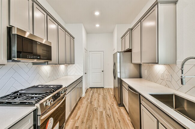 Building Photo - 678 Royal Arch Dr