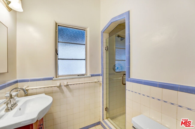 Building Photo - 1443 Hayworth Ave