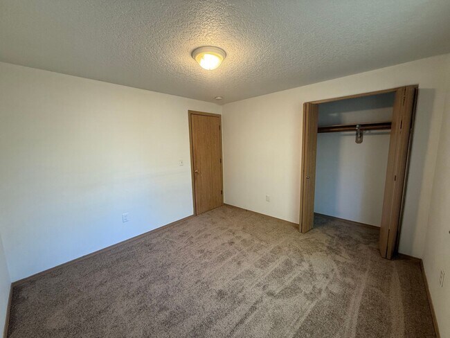 Building Photo - 3 Bed, 2 Bath with Garage, W/D, and Fenced...