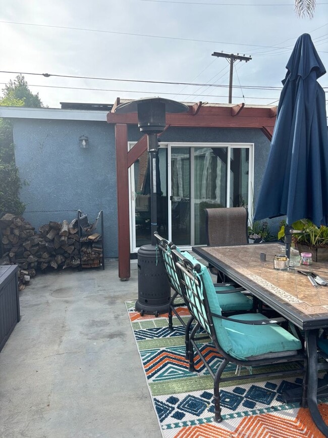 Building Photo - Charming & Private Backhouse Studio in Desirable Long Beach Neighborhood!