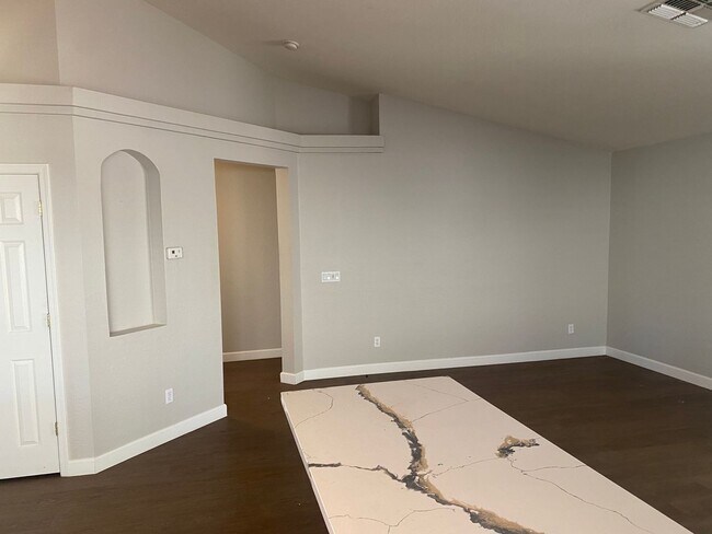 Building Photo - 3 bed 2 bath