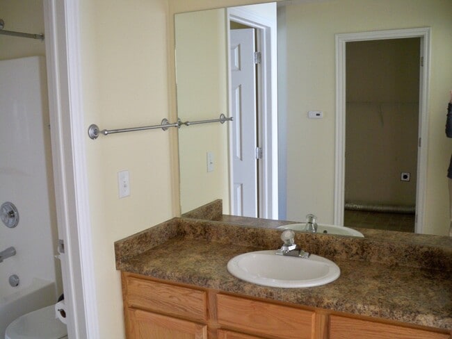 Building Photo - Beautiful 3 Bedroom Townhome in Sandy!