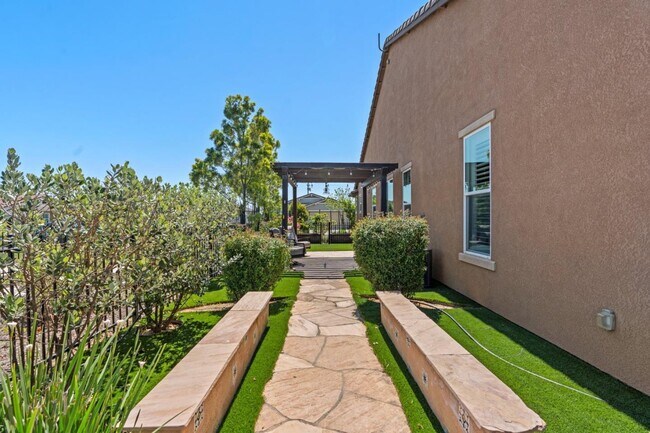 Building Photo - 377 Silver Ridge Dr