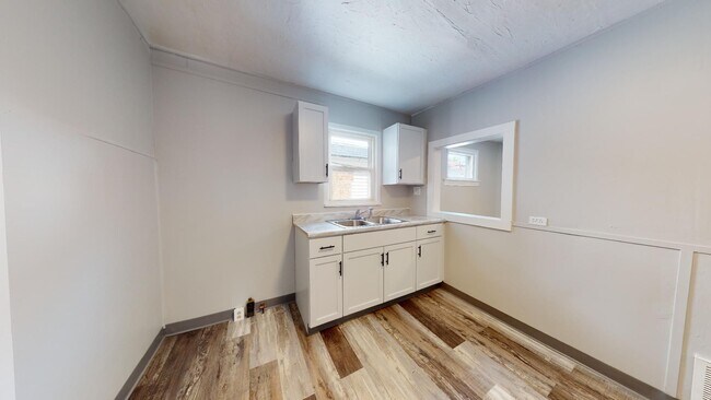 Building Photo - Old Brooklyn - 3 Bedroom Single Family Home