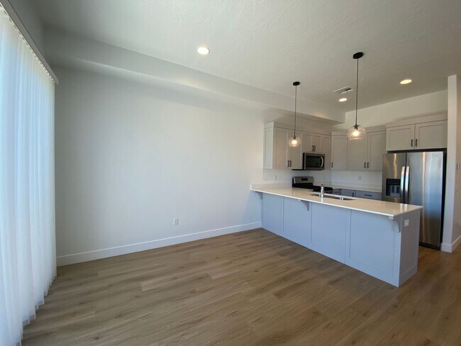 Building Photo - SPACIOUS TOWNHOME AVAILABLE FOR RENT