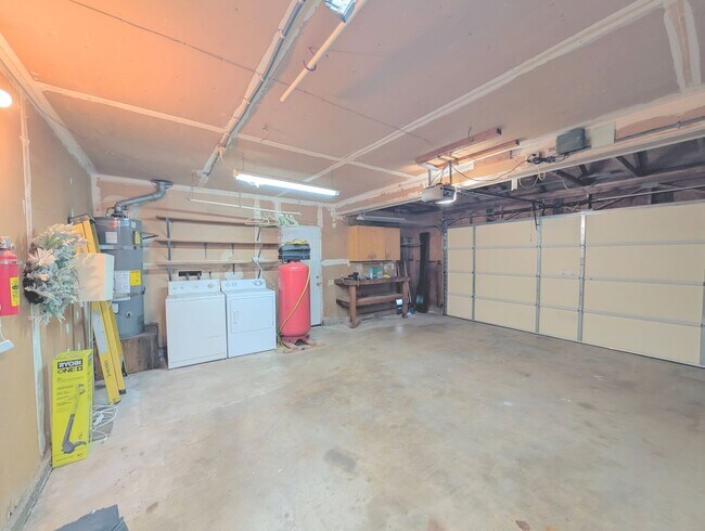 Building Photo - Gorgeous Single Family Home!