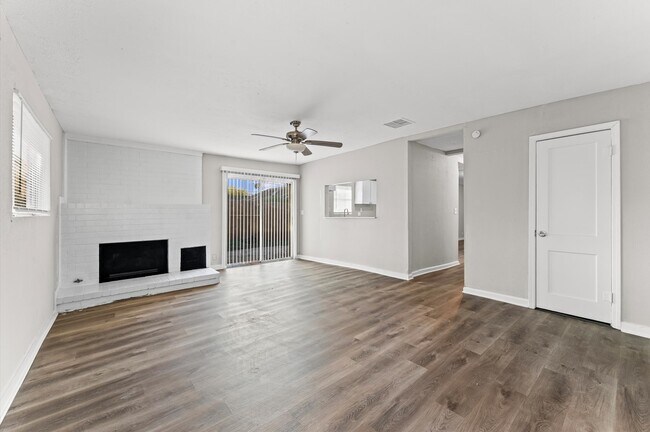 Building Photo - 3034 Akard St