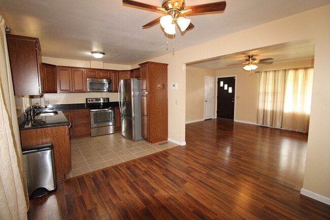 Building Photo - 2413 Hunt Club Rd