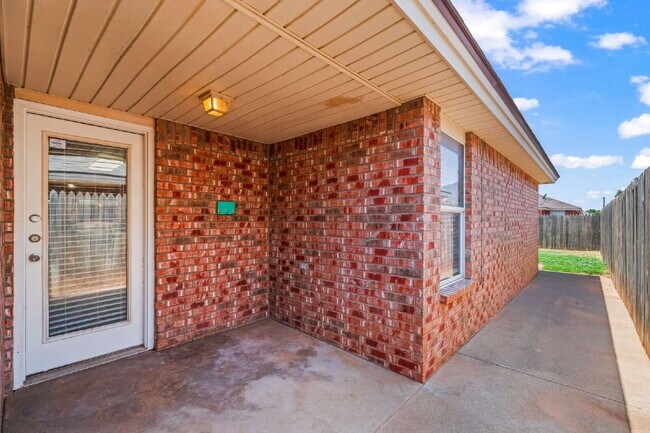 Building Photo - Spacious 3-Bed, 3-Bath Duplex – Awaits!