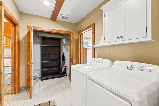 Building Photo - Fully-Furnished Short-Term Rental on South...