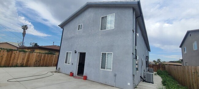 Building Photo - MULTI-FAMILY HOUSE