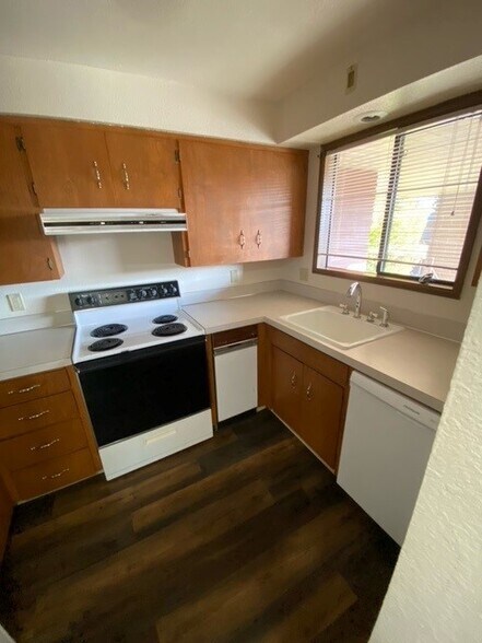 Building Photo - 107 La Villa Dr