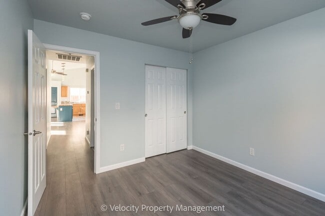 Building Photo - Light & Bright Single Level Home!