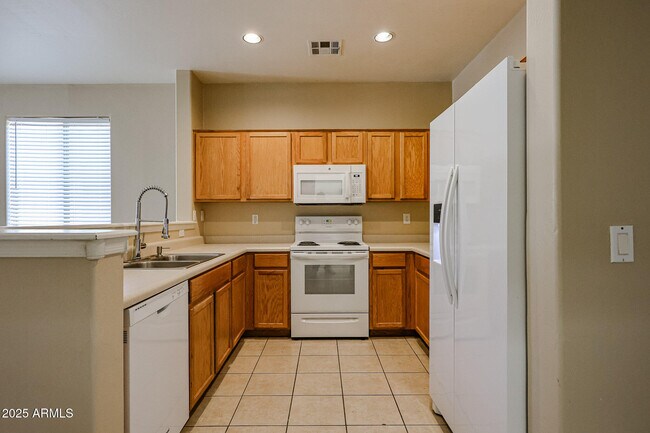 Building Photo - 44115 Askew Dr