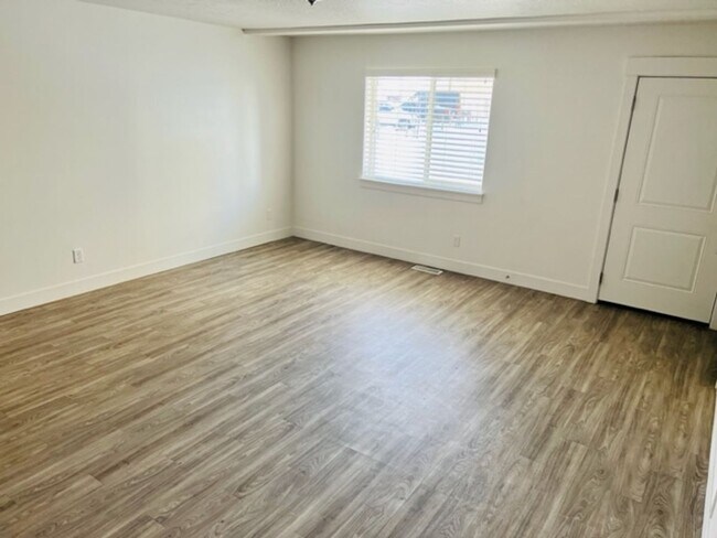 Building Photo - Beautiful 2018 townhome with 2 car garage and tall ceilings.