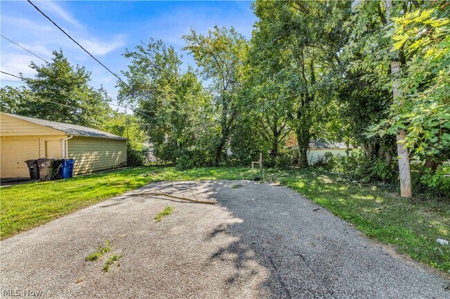 Building Photo - 15506 Westview Ave