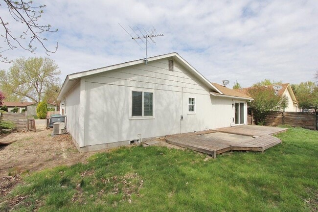 Building Photo - Clean & Move-In Ready Single-Level Home