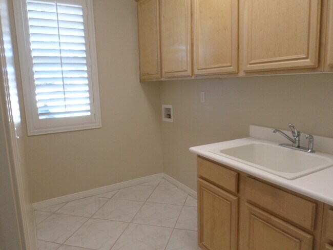 Building Photo - Gorgeous 4 bedroom 2.5 bath Temecula Home ...