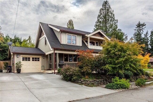 Building Photo - Meticulously designed Craftsman in North Beach with private beach access.