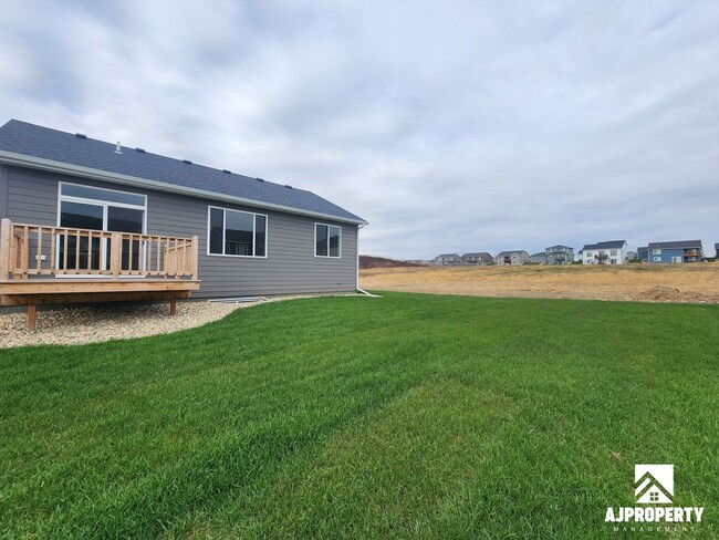 Building Photo - 300 S Willow Spring Dr