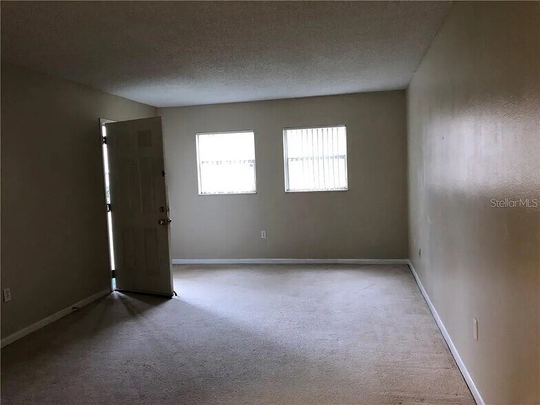 Building Photo - 836 Sky Lake Cir