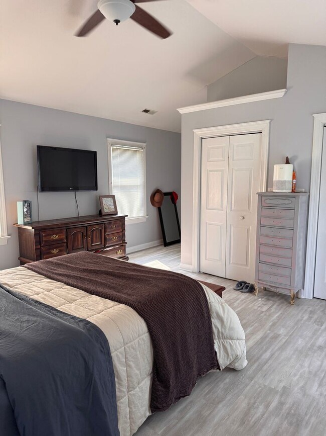Building Photo - 4 Bedroom || 3 Bathroom Home on 2 Acres