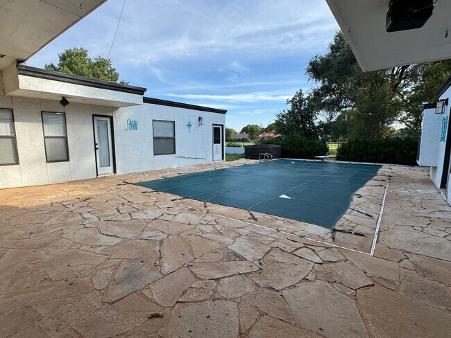 Building Photo - Pool & Hot Tub on the Golf Course Too! Mes...