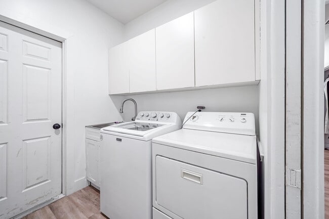 Building Photo - 12499 Classic Dr