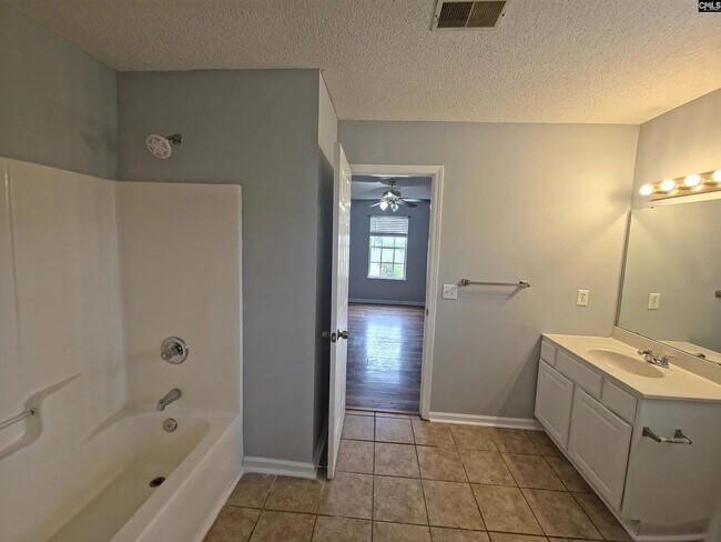 Building Photo - 9 Killian Grn Ct