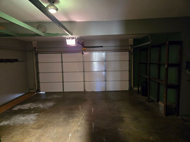 Building Photo - Beautiful two story, 3 bed, 1 full bath, 2...
