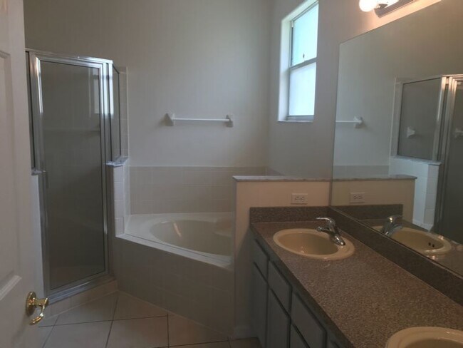 Building Photo - "Charming 3-Bedroomt with 2 Full Baths in Kissimmee – Your Spacious 1,839 Sq Ft Sanctuary Awaits!...