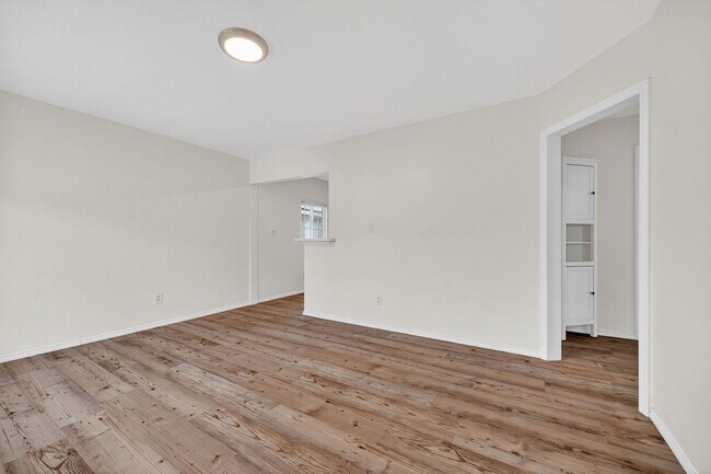 Building Photo - Remodeled spacious 2 bedroom, 1 bathroom unit now available!