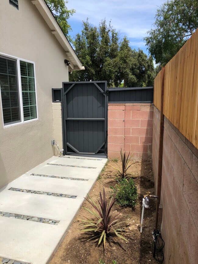 Building Photo - 7539 Royer Ave