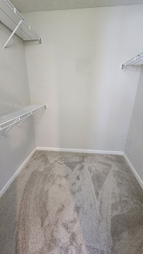 Building Photo - Updated, spacious townhome close to the in...