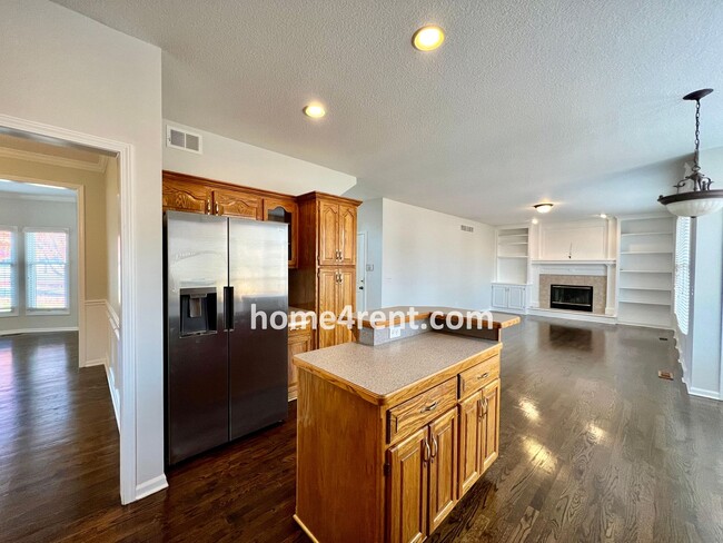 Building Photo - Beautiful Overland Park w/ Wood Floors Thr...