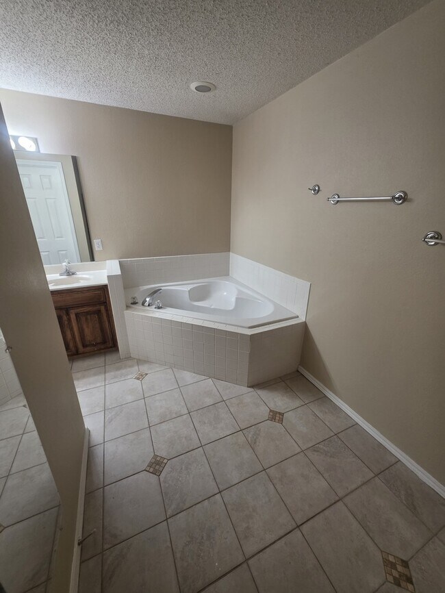 Building Photo - 4 bed 2 bath home in Northgate