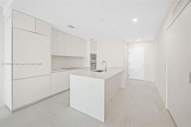 Building Photo - 700 NE 24th St