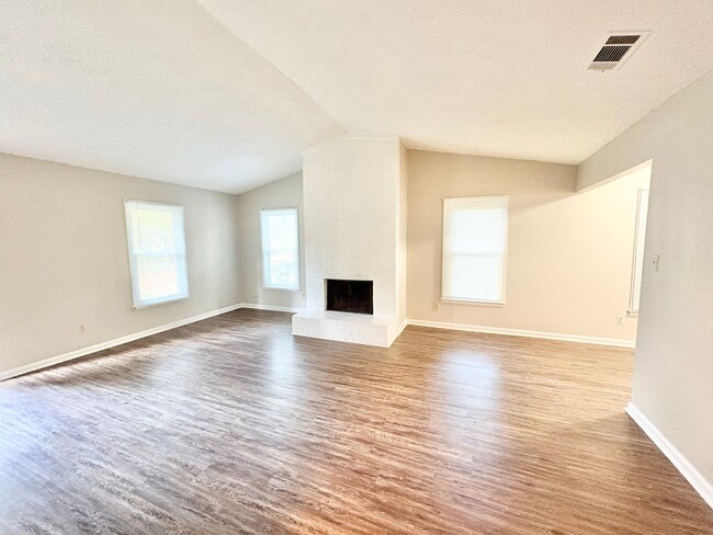 Building Photo - Welcome to this charming 2-bedroom, 1-bath...